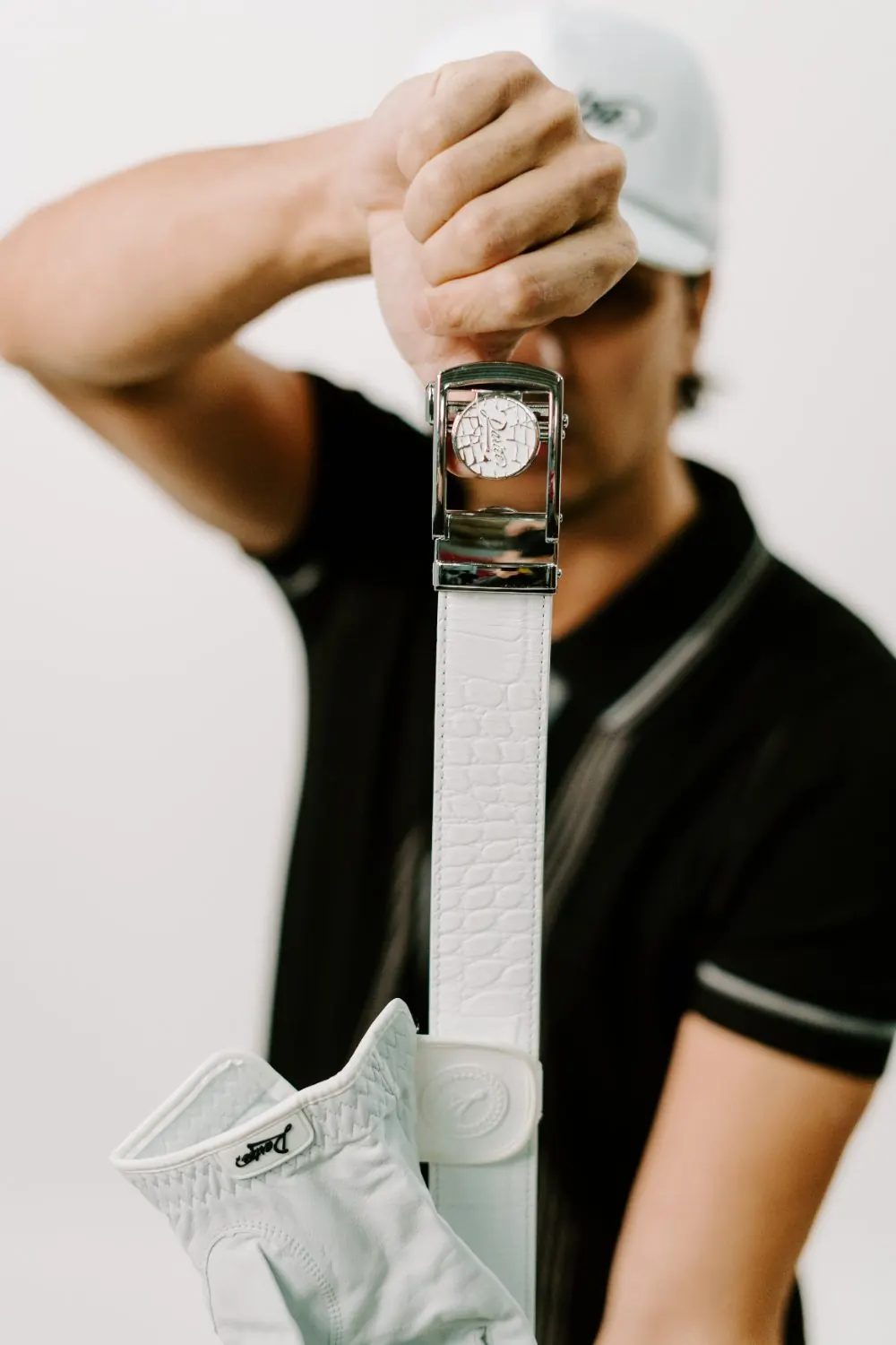 Magnetic buckle detail